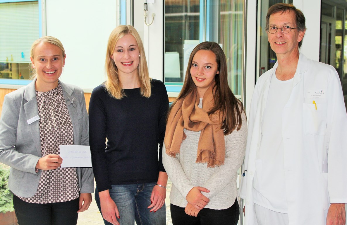 Schüler Kepler-Gymnasium überreichen Spende an Kinderklinik Weiden