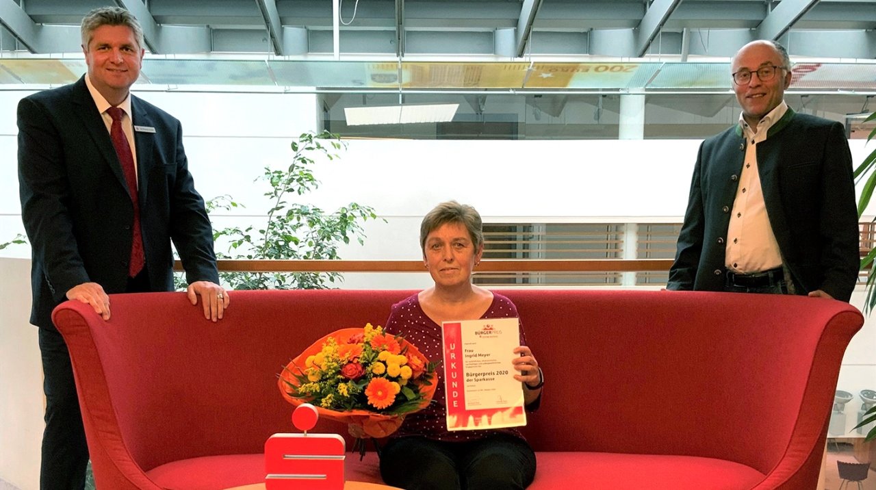 Ingrid Meyer freut sich über die Auszeichnung mit dem Bürgerpreis 2020. Bürgermeister Albert Nickl (rechts) und Filialdirektor Wolfgang Busch gratulieren herzlich. Bild: Sparkasse.
