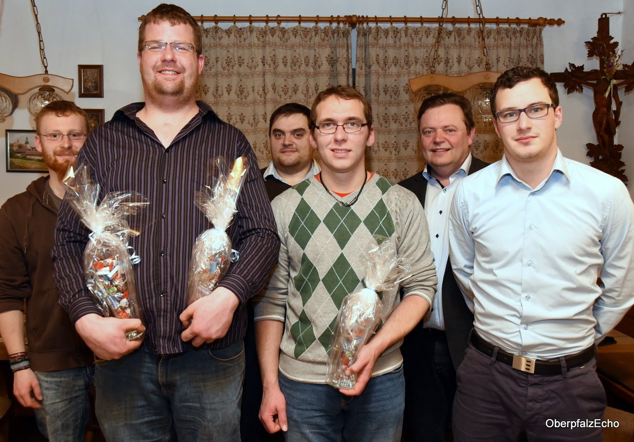 Johannes Schultes und Thomas Hösl (Zweiter und Dritter von links) sind seit zehn Jahren bei der Jungen Union. Dazu gratulierten (von links) Matthias Frank, Mathias Stangl, Bürgermeister Dr. Gerhard Kellner und Florian Wittmann.