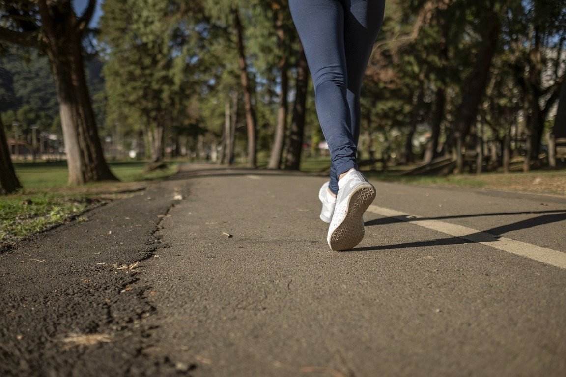 Joggen laufen Sport gehen Frau Mädchen Spazieren Spaziergang Symbol Symbolbild Park Straße