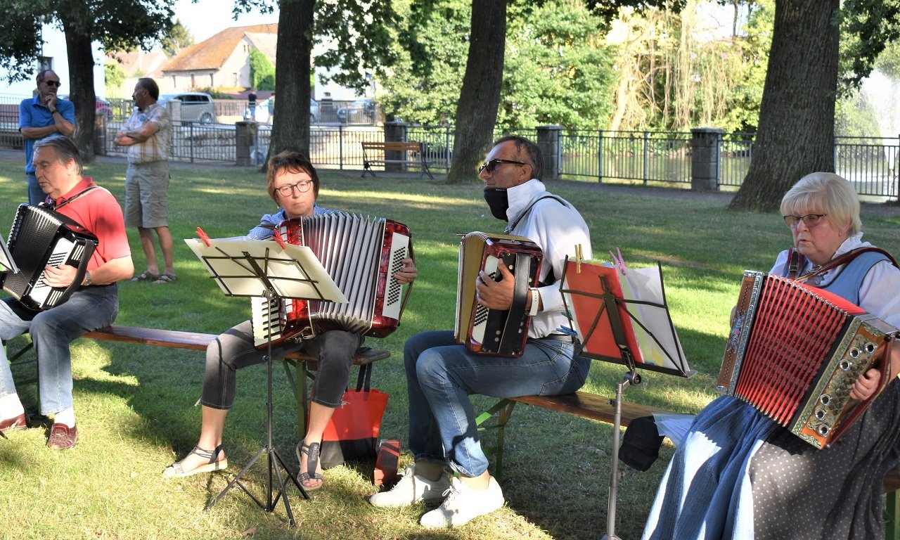 Kastenhaus Harmonika Musikanten Klingende Töne Stadtpark Grafenwöhr Steirische Harmonika Akkordeon schmissige Polka und Walzer Bilder Renate Gradl (3)