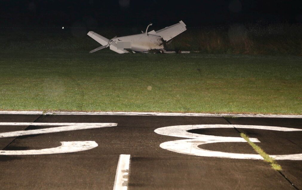 Ein Kleinflugzeug überschlug sich bei der Landung auf dem Flugplatz in Latsch. Bilder: NEWS5/Beer