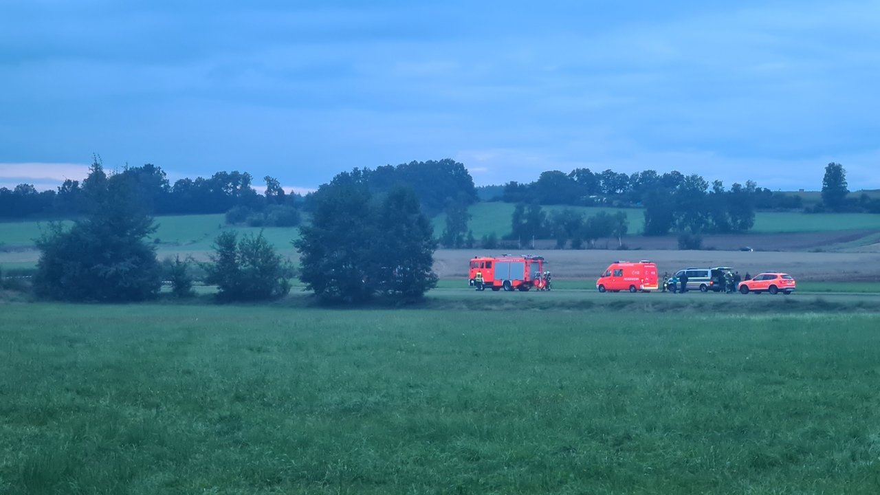 Ein Kleinflugzeug überschlug sich bei der Landung auf dem Flugplatz in Latsch. Bilder: NEWS5/Beer