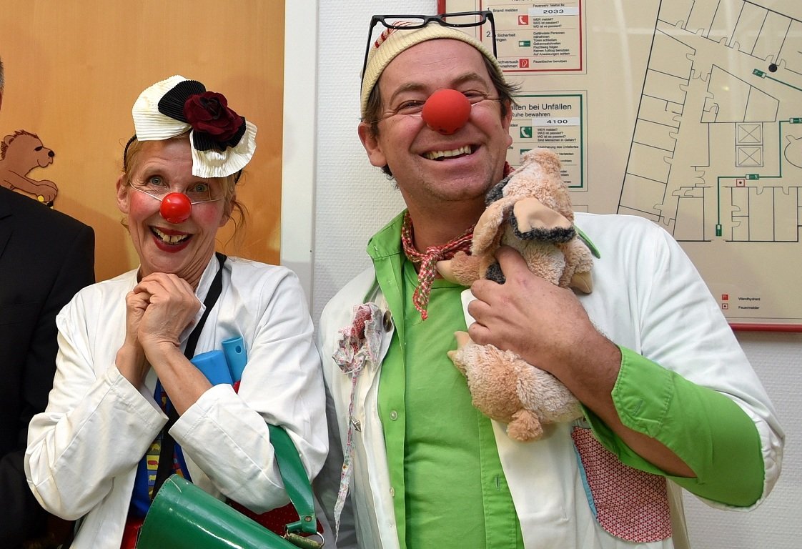 KlinikClowns Marie-Kristin Riehl - alias „Dr. Trudi Eierfleck“ (links) und Stefan Drücke - alias „Dr. Beppo“