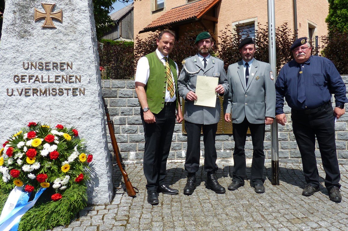 Kreiskriegertreffen Mitglieder der Soldaten- und Reservistenkameradschaft (SRK) Döllnitz Kriegergedächtnisstätte Bilder Sieglinde Schärtl2