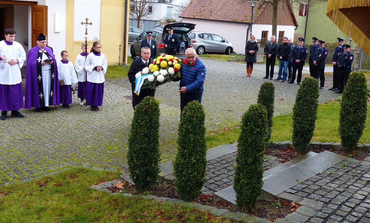 Kriegerdenkmal Volkstrauertag Neudorf bei Luhe Kranzgebinde 1
