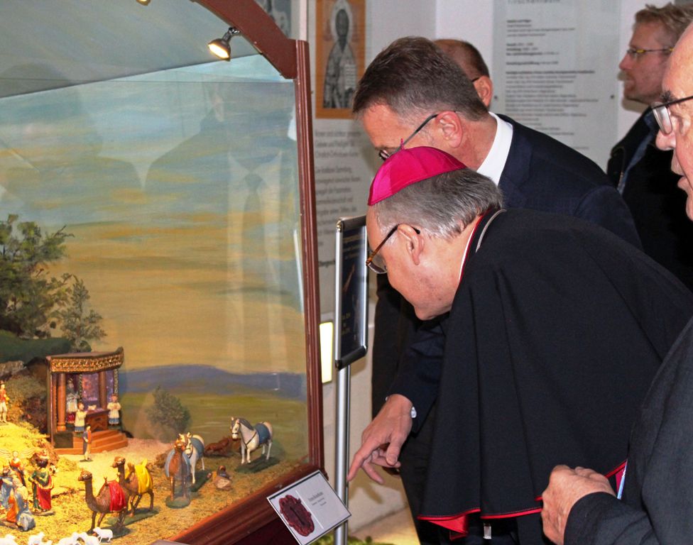 Ehrenschirmherr Bischof Dr. Rudolf Voderholzer und Schirmherr Franz Stahl sahen sich stundenlang jede der 41 ausgestellten Krippenlandschaften im Detail an.