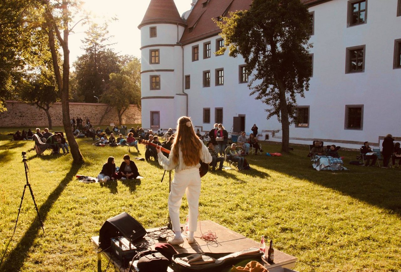 Indie-Songwriterin Laura Heller bei ihrem Konzert im Schlossgarten im Sommer.