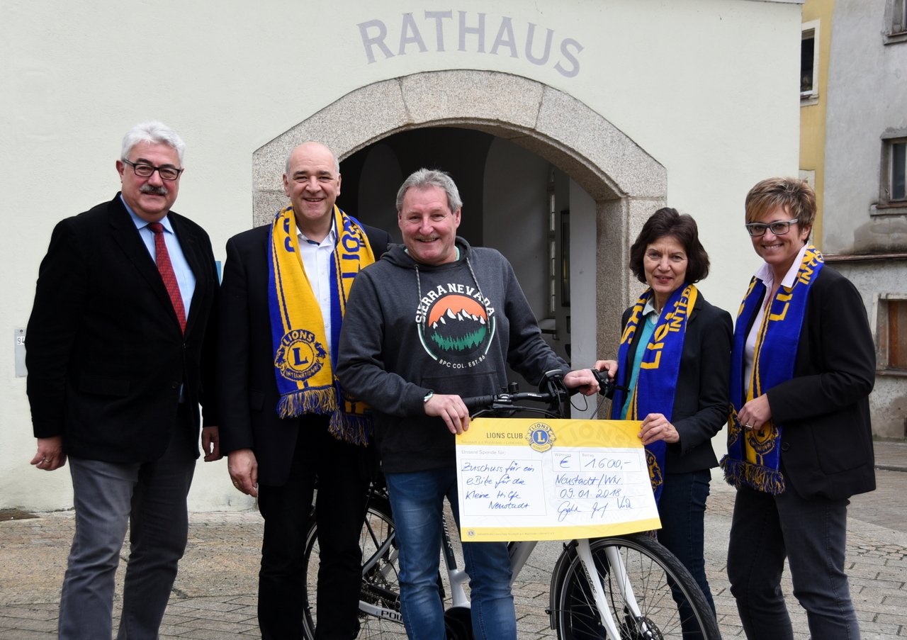 Lions Club Neustadt Waldnaab-Lobkowitz Spendenübergabe kleine städtische Hilfe