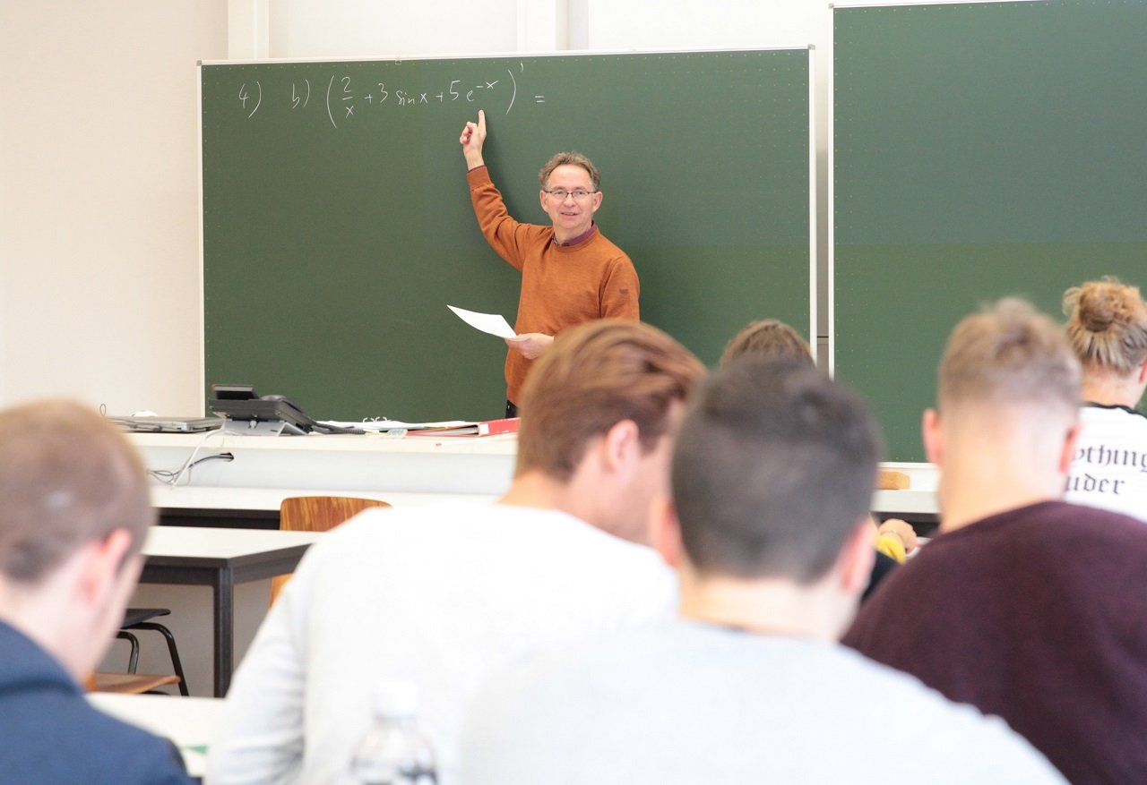 Mathe Brückenkurs Studienanfänger Beginner Studenten lernen Kurs Ostbayerische Technische Hochschule Bild Wiesel OTH Amberg Weiden