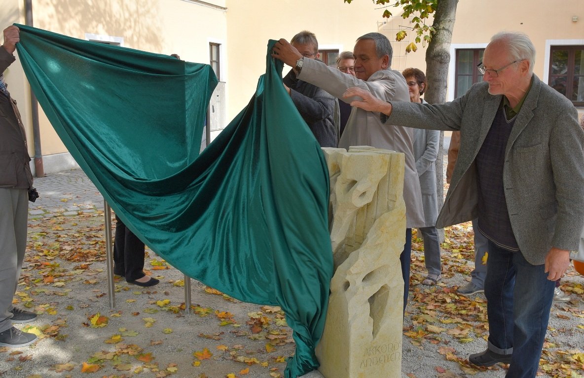 Meilenstein der Geschichte vor der Sparkasse am Schlörplatz in Weiden Bild Jürgen Wilke2
