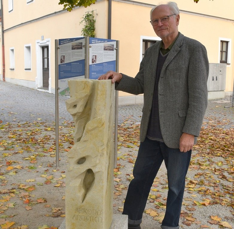 Meilenstein der Geschichte vor der Sparkasse am Schlörplatz in Weiden Bild Jürgen Wilke4