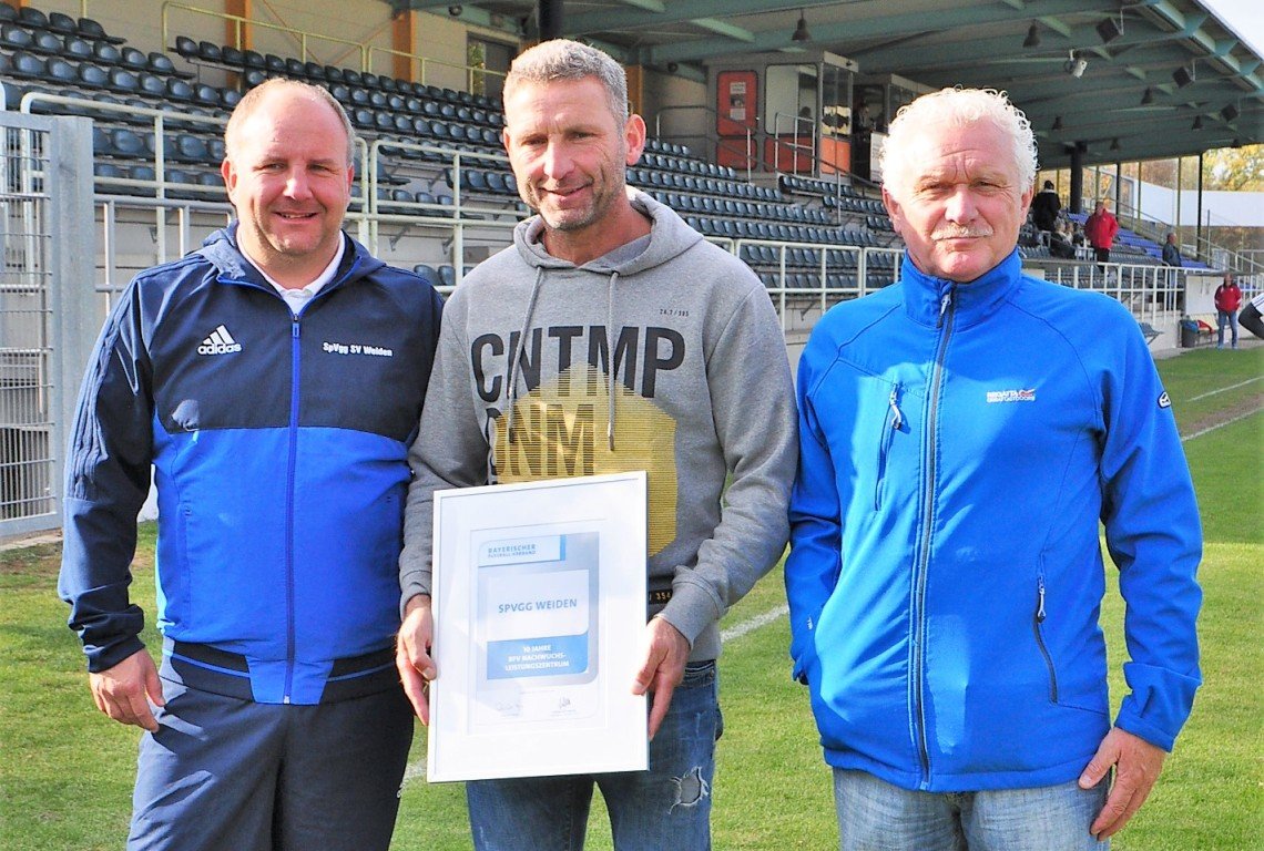 Michael Kurz, Klaus Rodler, Manfred Luber, SpVgg SV Weiden Auszeichnung für zehn Jahre Nachwuchsleistungszentrum