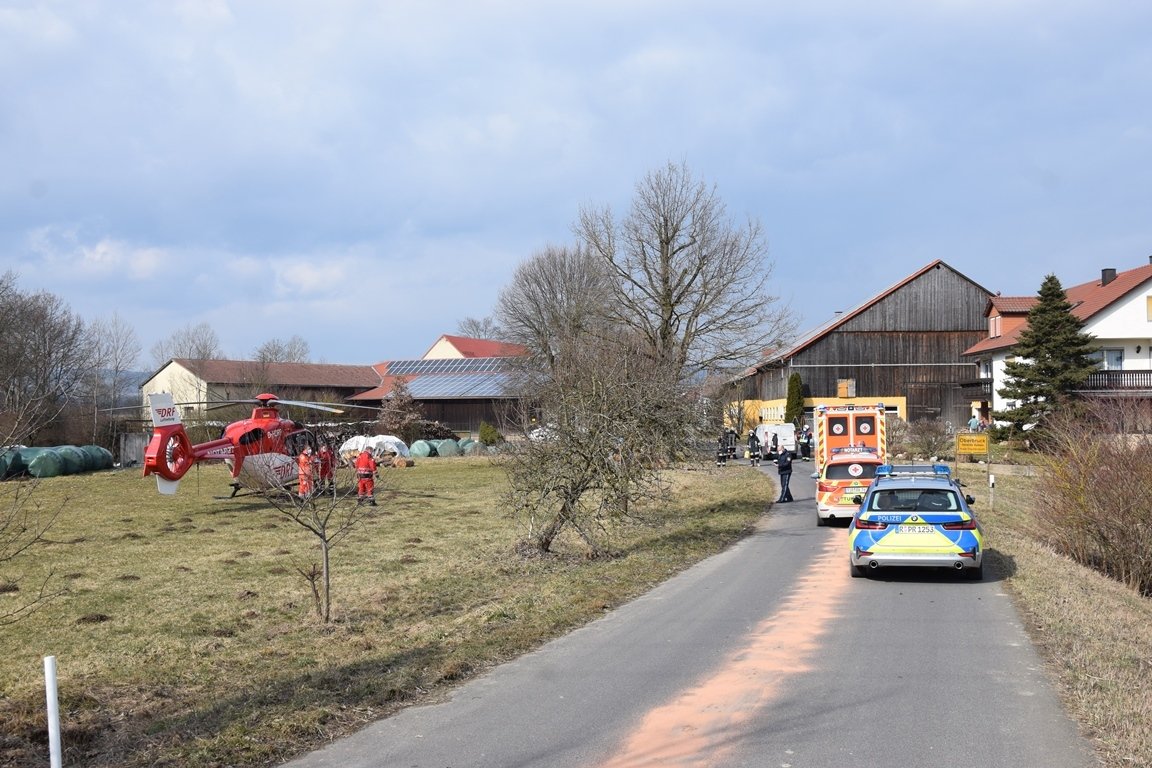 Viele Rettungskräfte waren am Dienstag nach einem Verkehrsunfall bei Oberbruck im Einsatz. Bild: Michael Denz. 