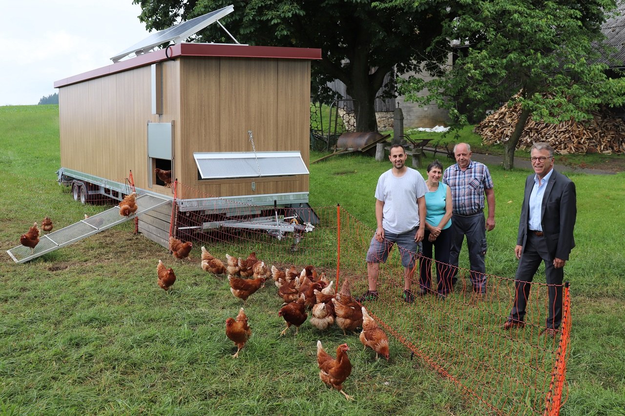 Mobiler Hühnerstall für mehr Tierwohl Junglandwirt Andreas Häring aus Marchaney Bild Stadt Tirschenreuth