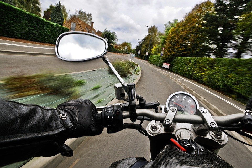 Motorrad Symbol Motorradfahrer Symbolbild Straße Unfall schnell rasen Geschwindigkeit Polizei