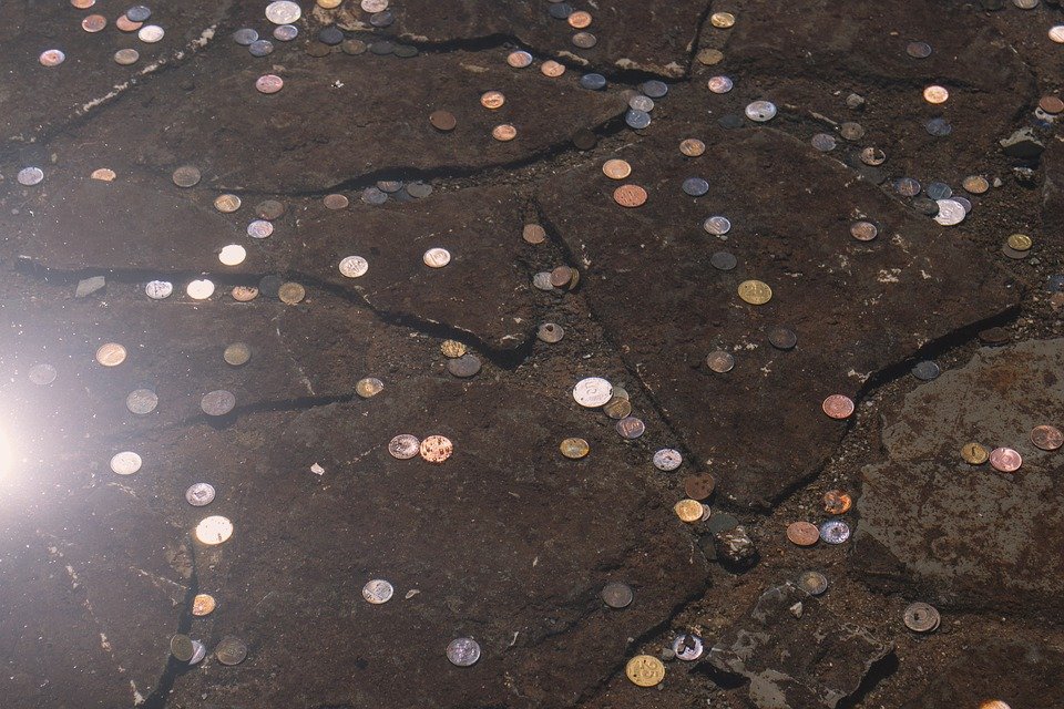 Münzen Boden Symbol Symbolbild Geld Fußboden Fließen