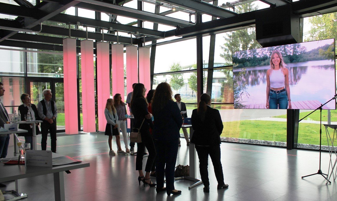 Die Zuschauer verfolgen den ersten von sechs Imagefilmen im Future Lab in Weiherhammer. 