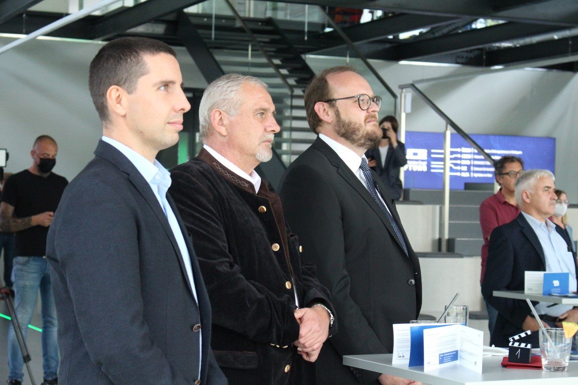 Patrick Dichtler (links) von der Regierung der Oberpfalz lobte das Projekt des Landkreises. Gemeinsam mit Weiherhammers Bürgermeister Ludwig Biller und Landrat Andreas Meier schaut er sich die Filme an. 