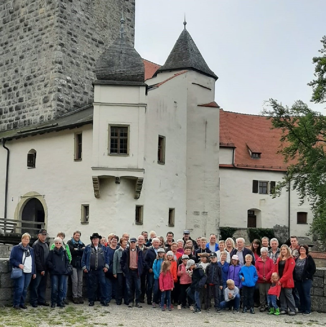 Neudorf_FFW_Ausflug_Teilnehmer vor Burg Prunn in Kelheim