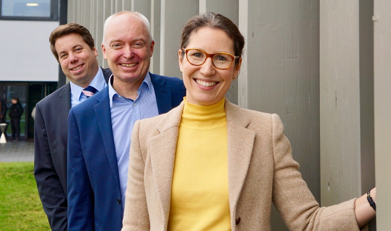 Drei weitere neue OTH-Professoren: Prof. Dr. Christoph Pitzl, Prof. Dr. Jörg Holzmann und Prof. Dr. Denise Fischer (von links). Bild: Seidl/OTH Amberg-Weiden.