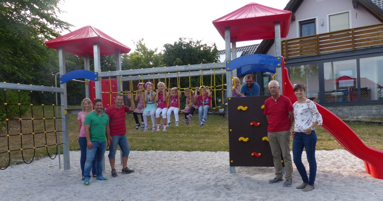 Neuer Kletterturm für Kinder Spielplatz Kinderspielplatz Wittschau Bild Sieglinde Schärtl