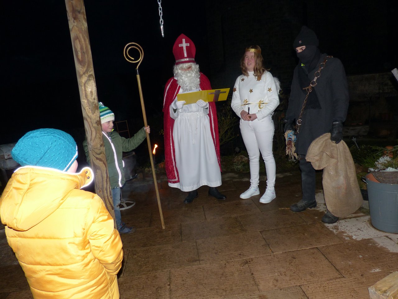 Stolz und ehrfürchtig hielten die Kinder den Stab des Heiligen Nikolaus. Bilder: Sieglinde Schärtl