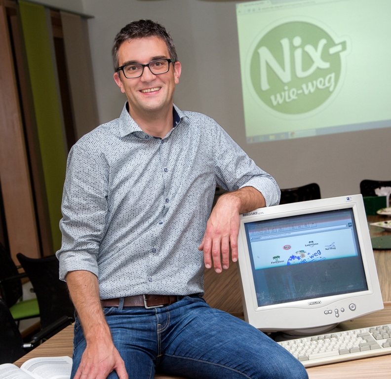 Geschäftsführer Nicolas Götz präsentiert die erste Internetseite von Nix-wie-weg. Nicht nur die Optik der Seite hat sich in den letzten Jahren verändert. Aus einem Zwei-Mann-Betrieb wurde eines der erfolgreichsten Unternehmen der Region.