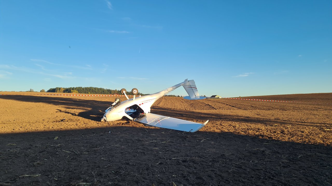 Ein Pilot musste sein Ultraleichtflugzeug notlanden. Bild: NEWS5/Wellenhöfer