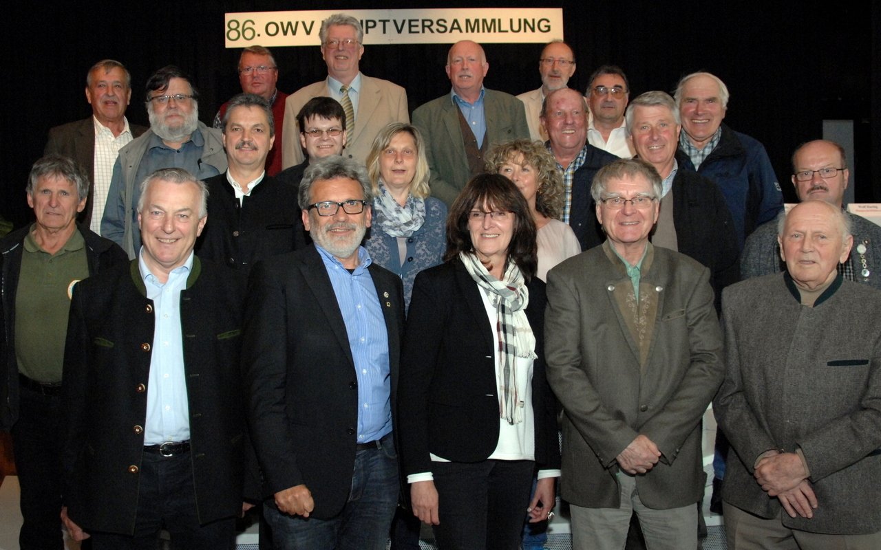 Die Vorstandschaft des Hauptvereins des Oberpfälzer Waldvereins mit Vorsitzendem Armin Meßner (vorne, Zweiter von links). Bild: Grimm