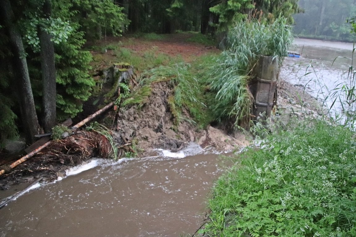 Der Damm zum Schneidweiher hat den Wassermassen nicht standgehalten. Das Wasser hat den Ortskern in Oberbibrach überflutet.