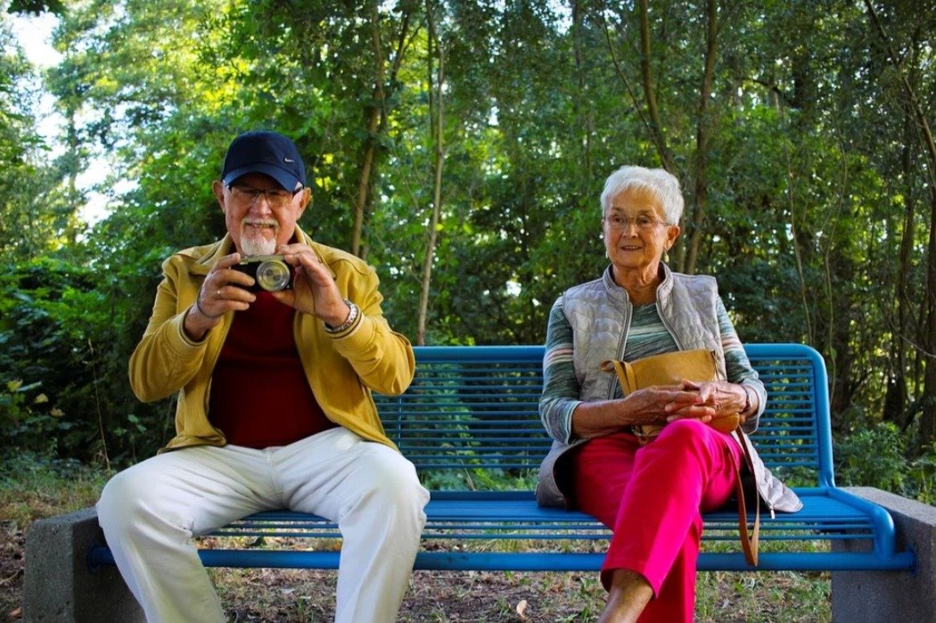 Oma Opa lachen Wald spazieren Ausflug Bank Wandern Urlaub Senior Seniorin Senioren Rentner Rentnerin Symbol Symbolbild