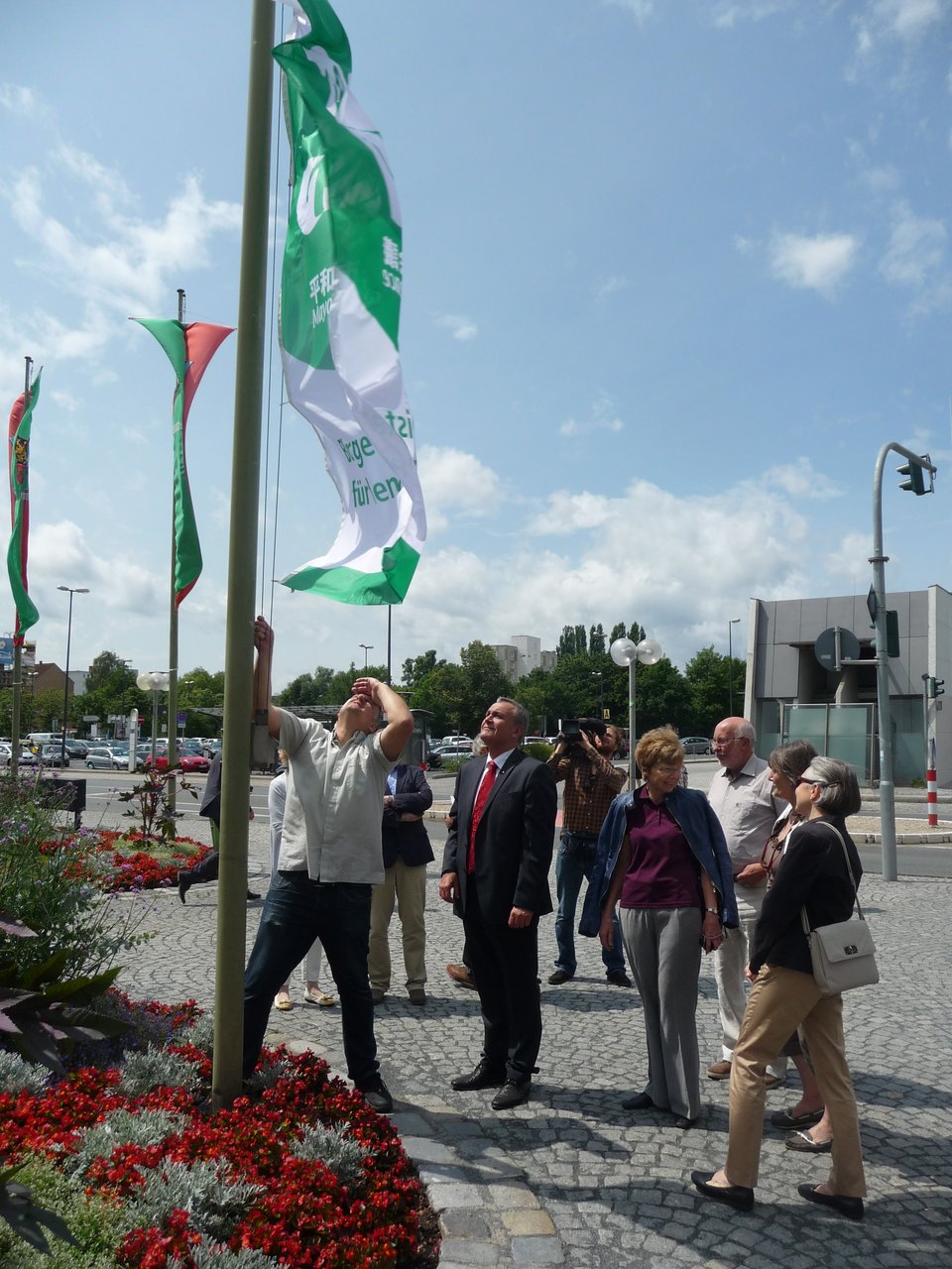 OB Kurt Seggewiß hisst die Flagge der Vereinigung "Mayors for Peace"