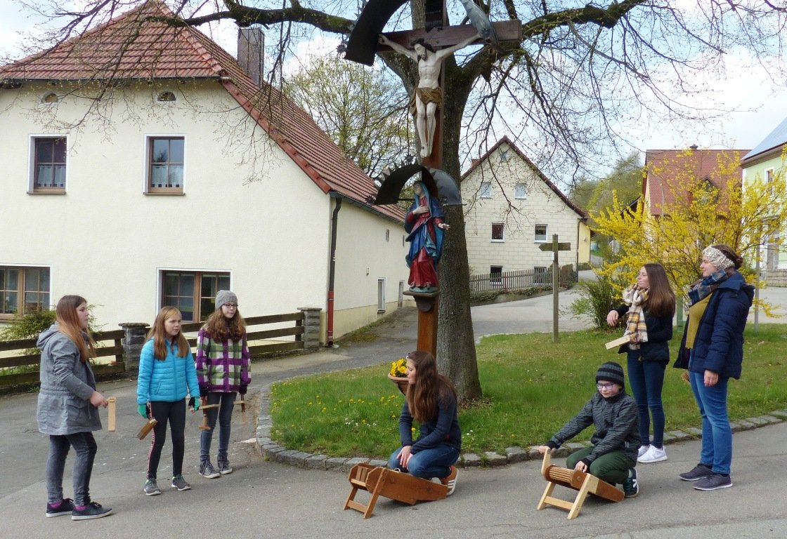Die sechs Mädchen mit Andreas am Dorfkreuz. Foto: S. Schärtl
