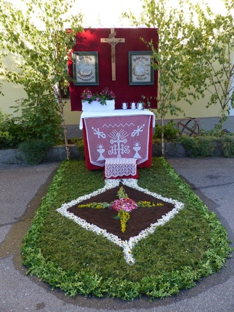 Der Altar bei der Familie Schärtl bei dem im Blumenteppich der getrockneten Kaffeesatz verwendet wurde und das Altartuch, dass in Filetstickerei hergestellt wurde. Foto: S. Schärtl