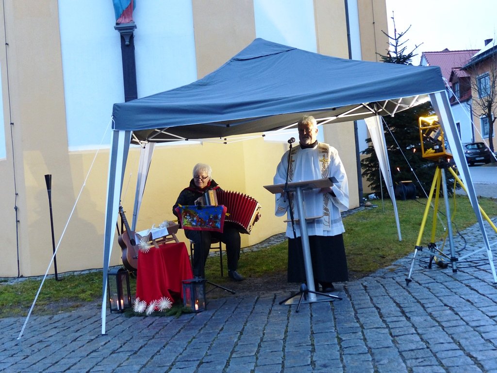 Pfarrer Arnold Pirner im Pavilion zelebriert den Wortgottesdienst, Rita Gleißner begleitete musikalisch