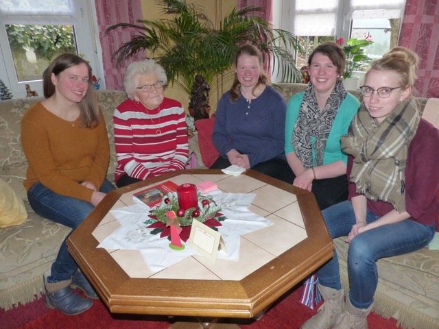 Gemeinsam verbrachten die KLJB'ler schöne Stunden mit den Senioren. Annemarie Bäumler, Annemarie und Elisabeth Rupprecht, Theresia Kellner und Veronika Rupprecht (von rechts). Bild: Sieglinde Schärtl