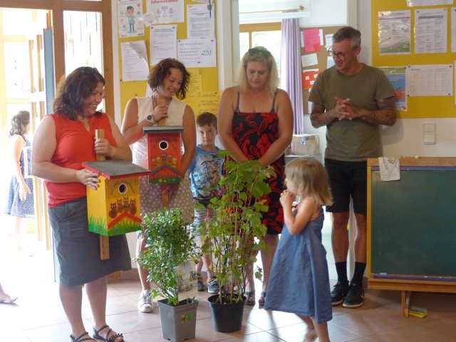 Karin Preßl, Carolin Bodensteiner und Evi Zwack überreichten im Namen der Eltern Abschieds-Geschenke an Kindergartenleiter Patrick Schu (von links) für den Kindergarten