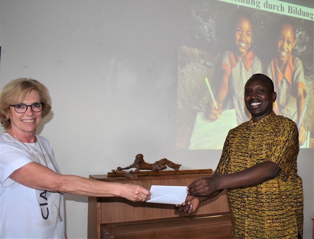 Frauenbund-Vorsitzende Doris Schreglmann überreichte einen Scheck in Höhe von 1.000 Euro an Dr. Gilbert Mburu Kabiru. Bild: Renate Gradl