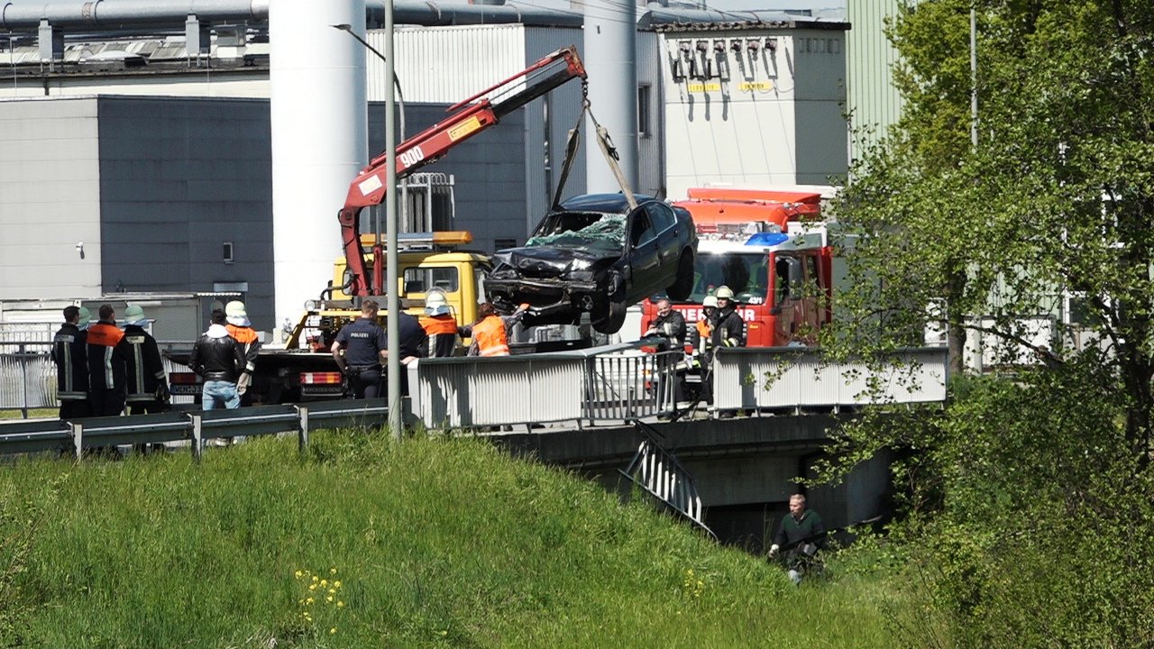 Pirkmühle Auto stürzt von Brücke (8)