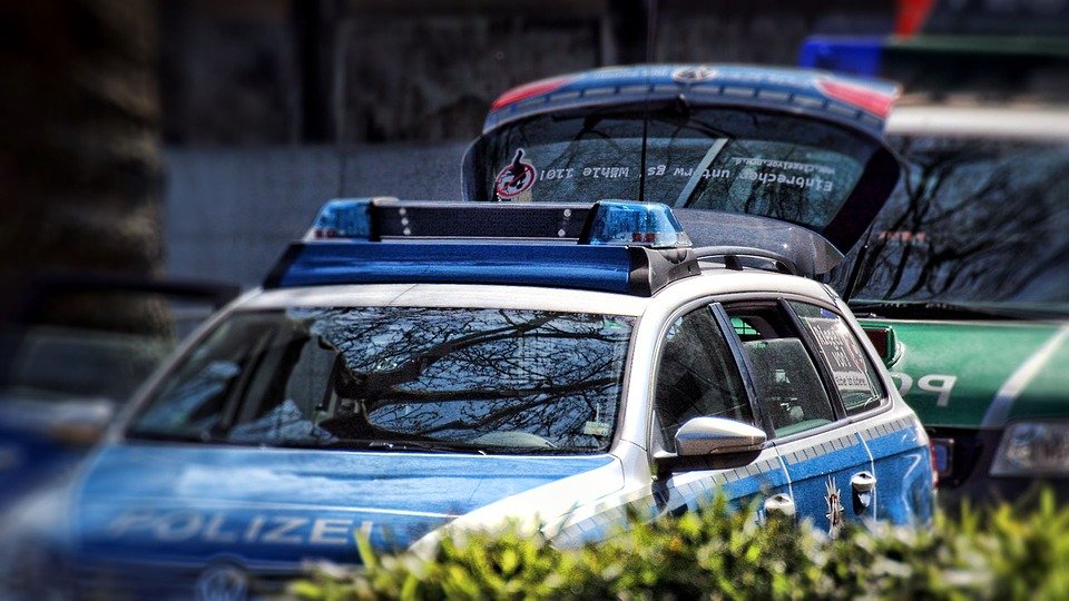Polizei Auto Symbol Blaulicht Blau Polizeiauto Fahrzeug Einsatz Polizeieinsatz pixabay Symbolbild 2