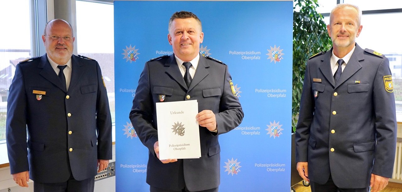 40 Jahre Dienstjubiläum für Polizeihauptkommissar Hermann Weiß (Neustadt/WN). Es gratulieren: Polizeipräsident Norbert Zink (links) und Polizeivizepräsident Thomas Schöniger (rechts). 