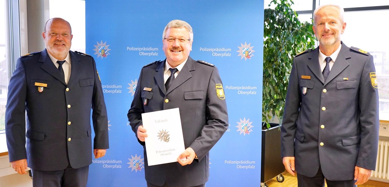 Auch erster Polizeihauptkommissar Robert Feuerer (Oberviechtach) feiert 40 Jahre Dienstjubiläum. 