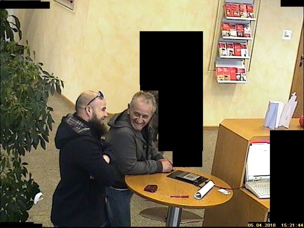 Polizei sucht Betrüger aus Bank Bilder veröffentlicht 2