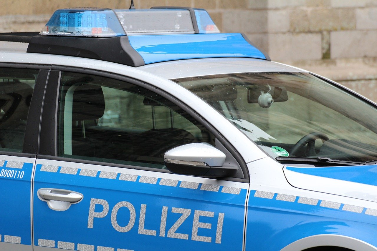 Die Polizei wurde zu einem Betriebsunfall nach Wackersdorf gerufen. Symbolbild: Pixabay