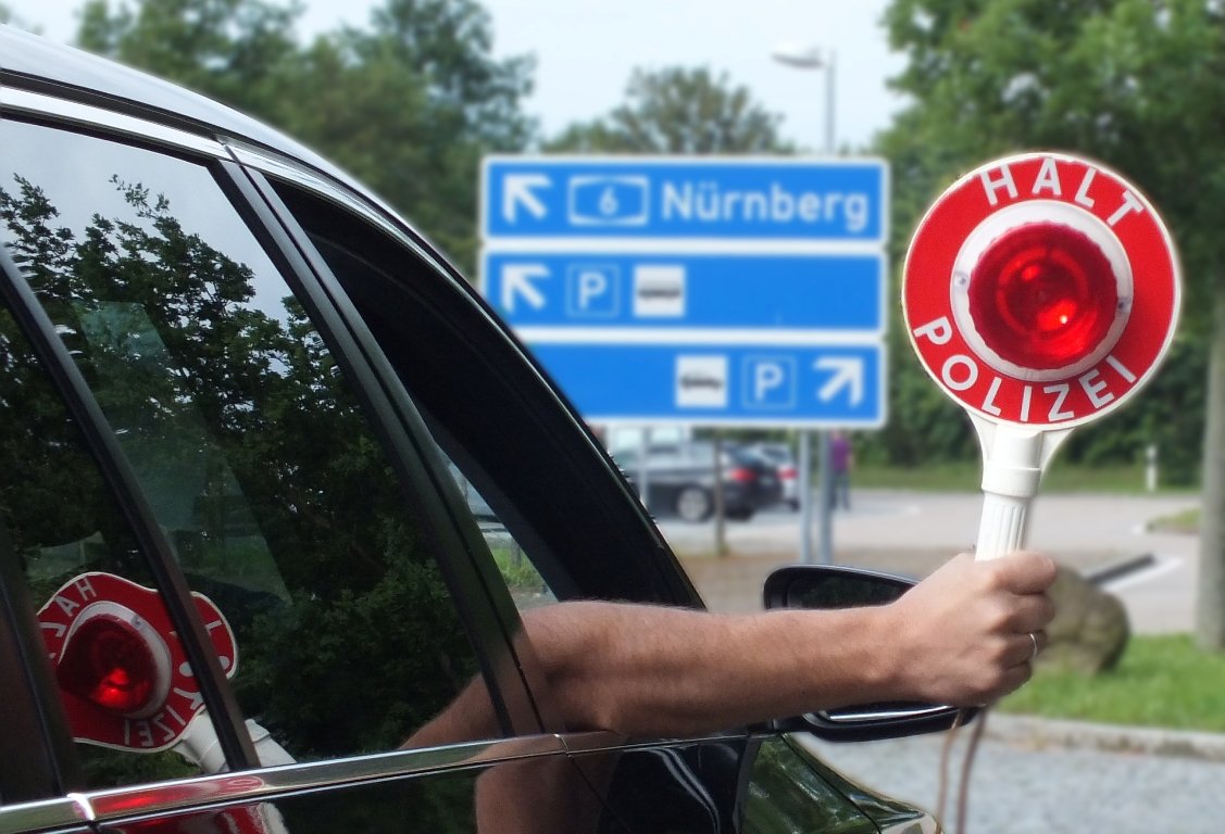 Polizeikontrolle Anhaltestelle Autobahn Nürnberg Symbol Polizei