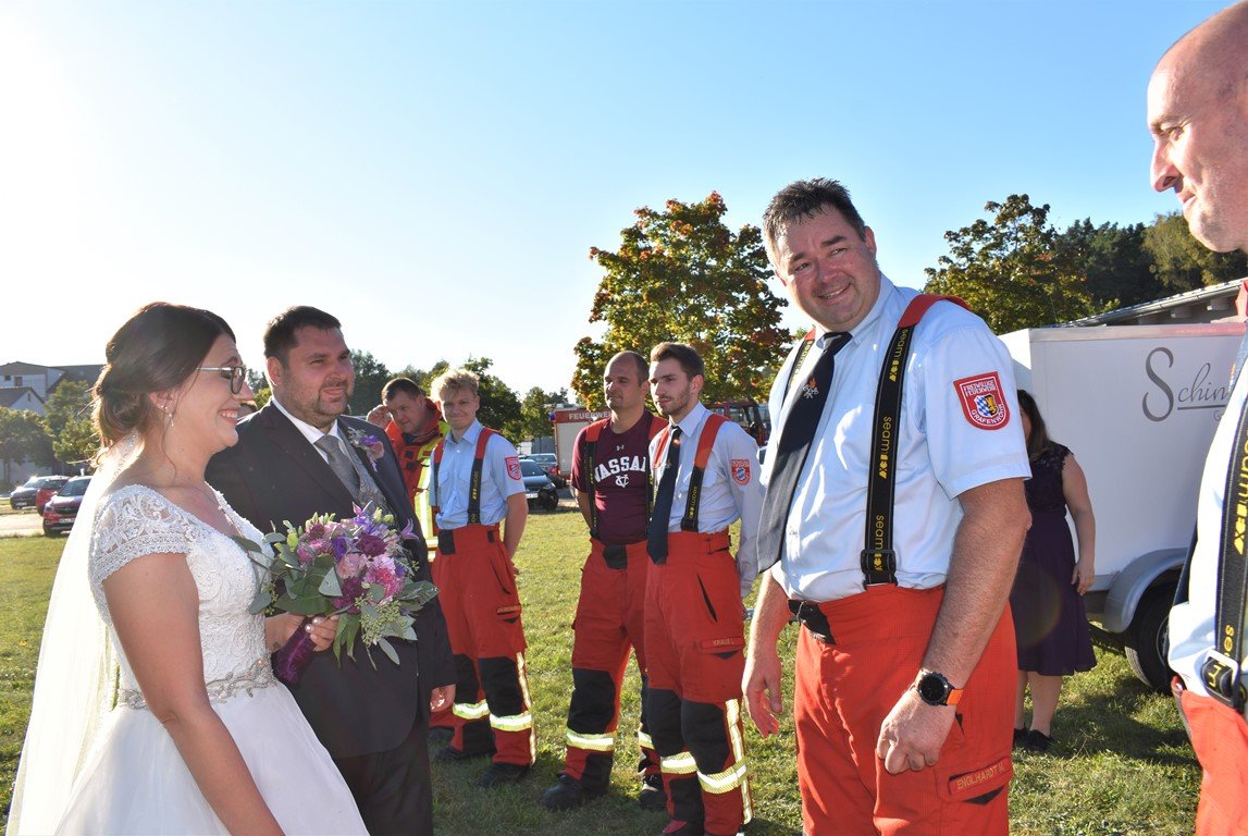 Die Feuerwehrler gratulierten nach getaner Arbeit beim Feuerwehrhaus. Bild: Renate Gradl
