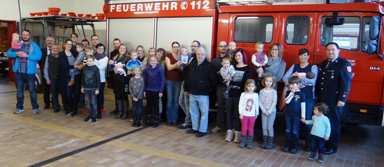 Der Nachwuchs in Luhe ist gerüstet: An 14 Neugeborene und ihre Eltern und Großeltern übergaben Feuerwehr und SPD Rauchmelder. Bild: Johanna Müller.