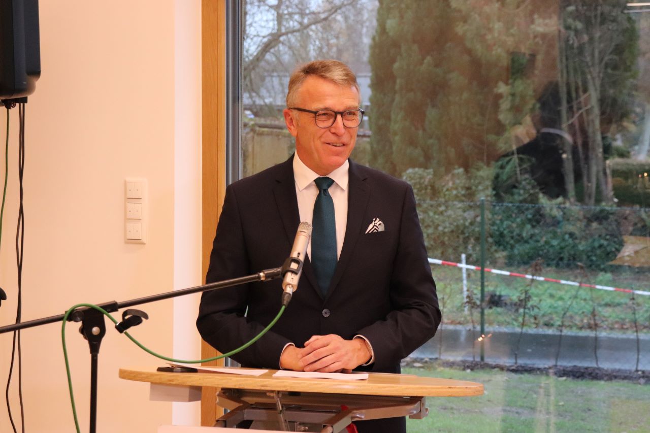 Der Bürgermeister Franz Stahl eröffnet den Kindergarten mit einer Rede. Bild: Stadt Tirschenreuth