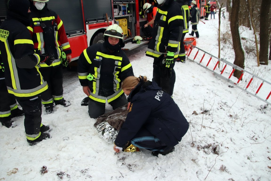 Rettungskräfte versuchen alles, um das Tier zu retten. Der Rehbock überlebt den Einsturz ins Eiswasser vom Oberseedamm aber leider nicht. 